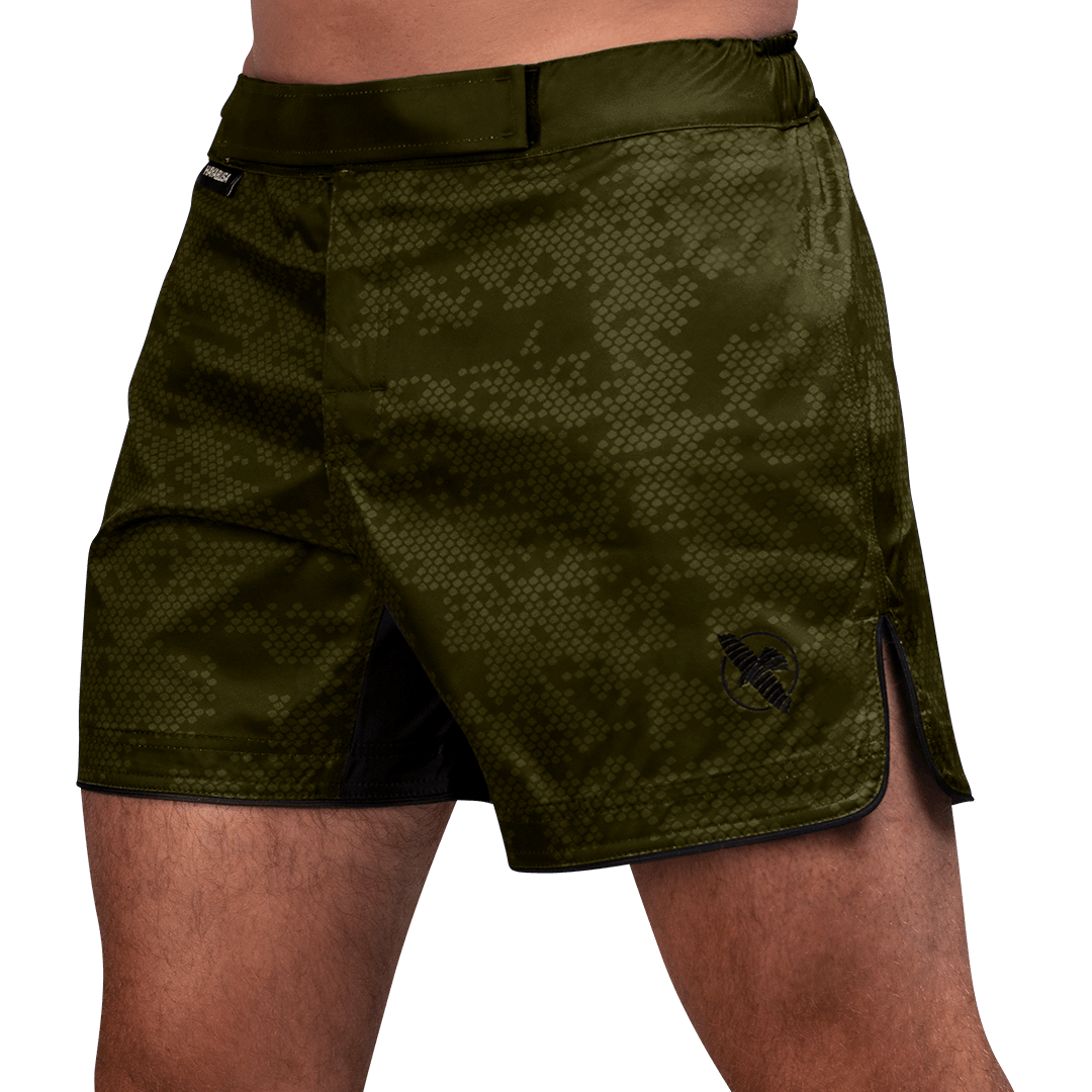 Vue de face du short MMA Hayabusa Hex Mid-Thigh vert, tissu haute résistance indéchirable