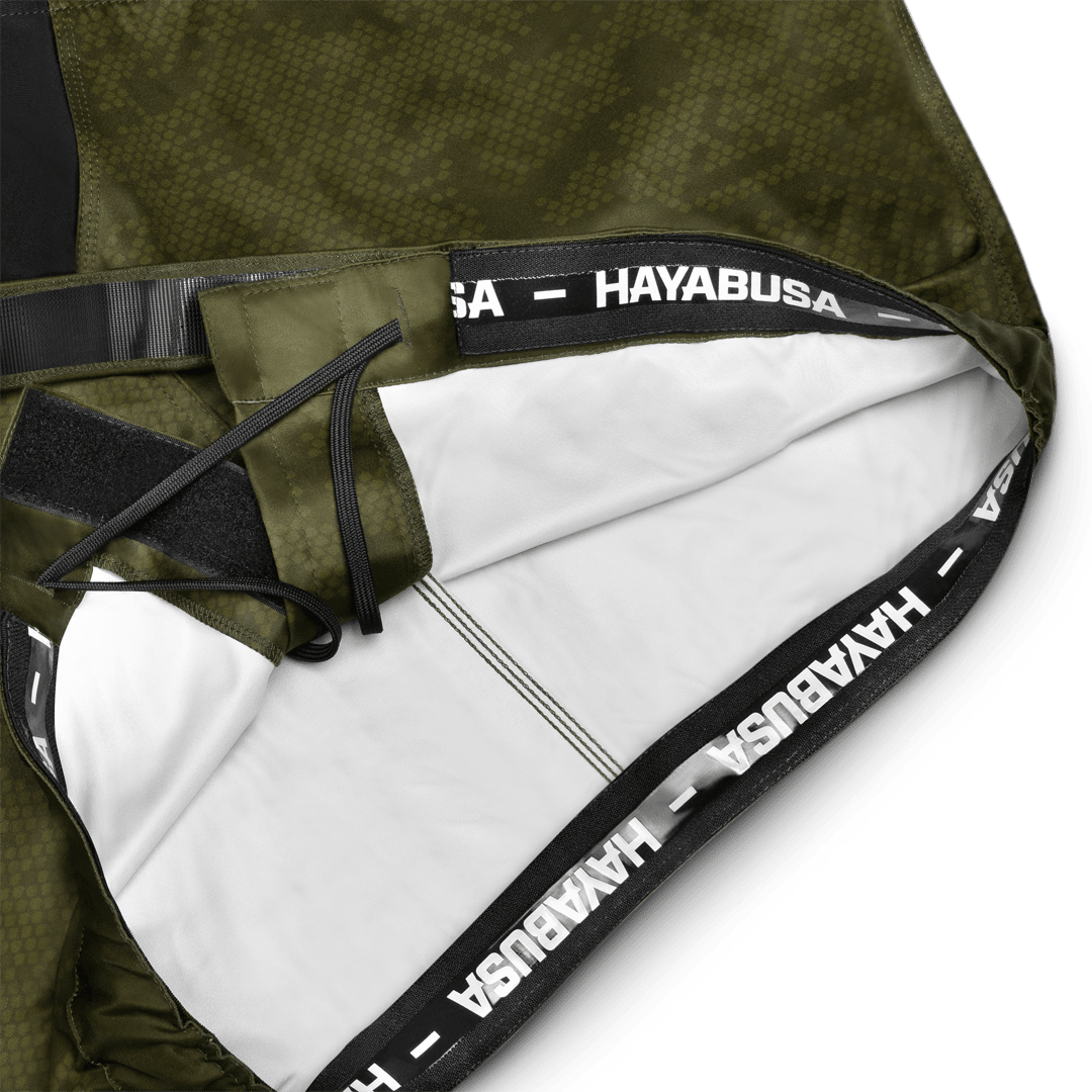 Gros plan sur la fermeture interne du short Hex vert, montrant le lacet et le grip en silicone