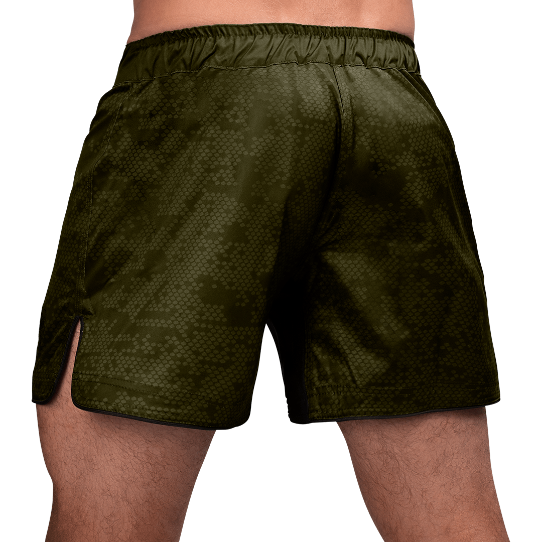 Vue arrière du short vert Hayabusa Hex MMA, coutures renforcées pour des performances d'élite
