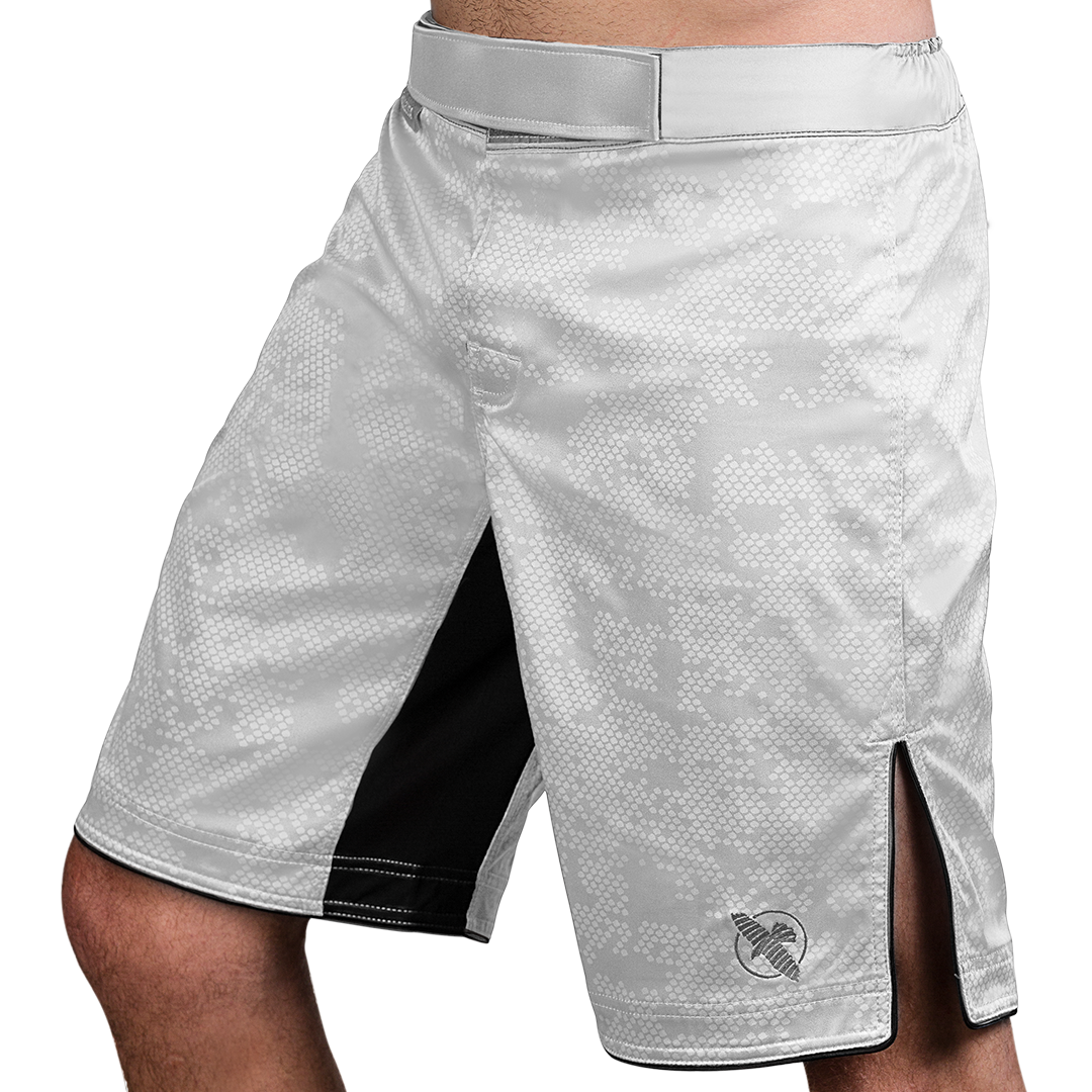 Vista laterale (lato 1) dei pantaloncini MMA Hayabusa Hexagon bianchi, taglio boardshort professionale
