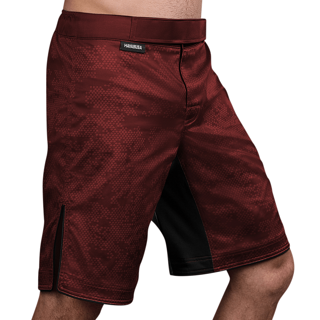 Vista laterale (lato 2) dei pantaloncini Hayabusa Hexagon bordeaux, massima libertà di movimento