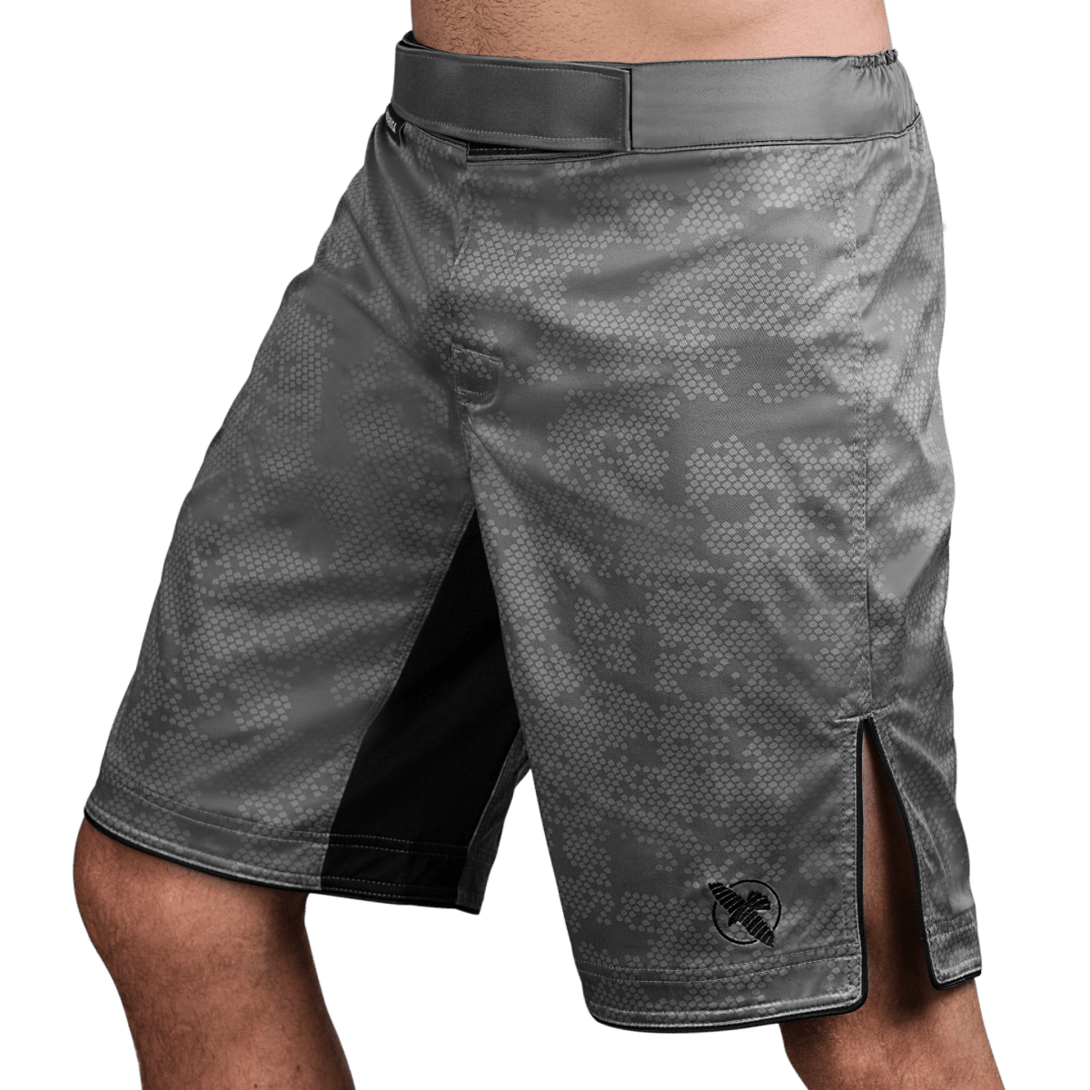 Vista lateral (lado 1) del short gris de MMA Hayabusa Hexagon, tejido ultrarresistente