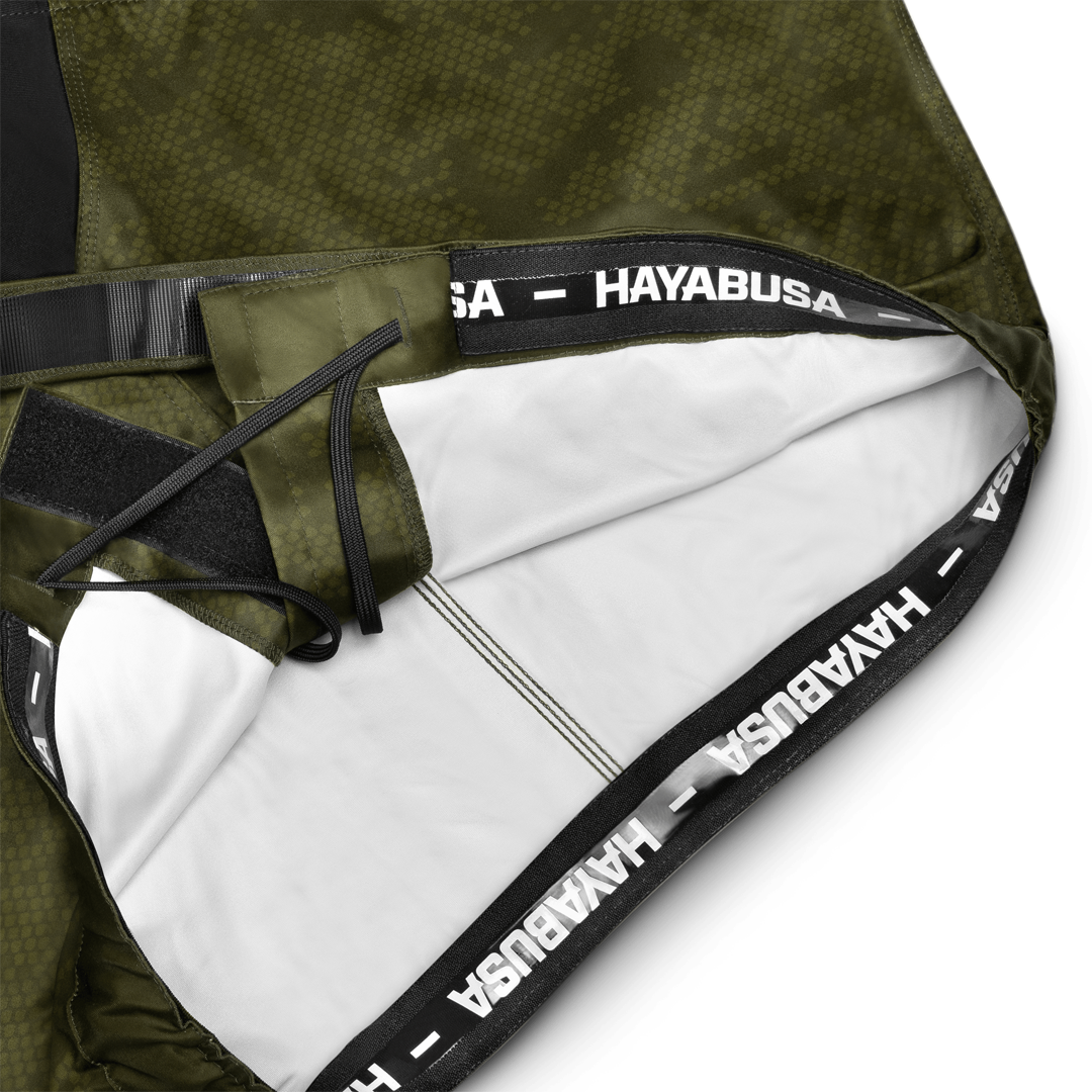 Particolare tecnico della fodera in silicone gommato sui pantaloncini verdi Hexagon