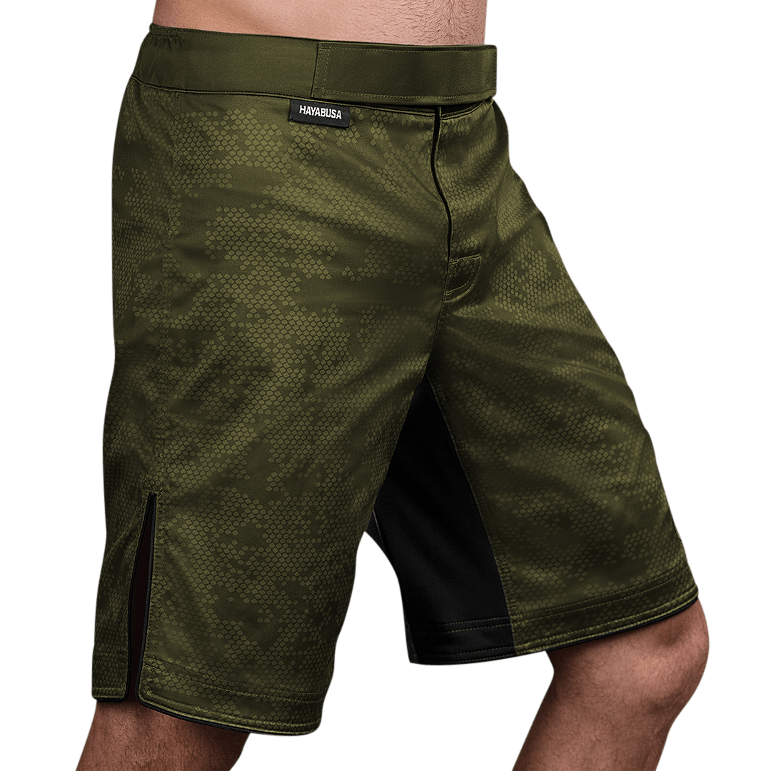 Vista laterale (lato 2) dei pantaloncini Hayabusa Hexagon verdi, con pannelli stretch interni