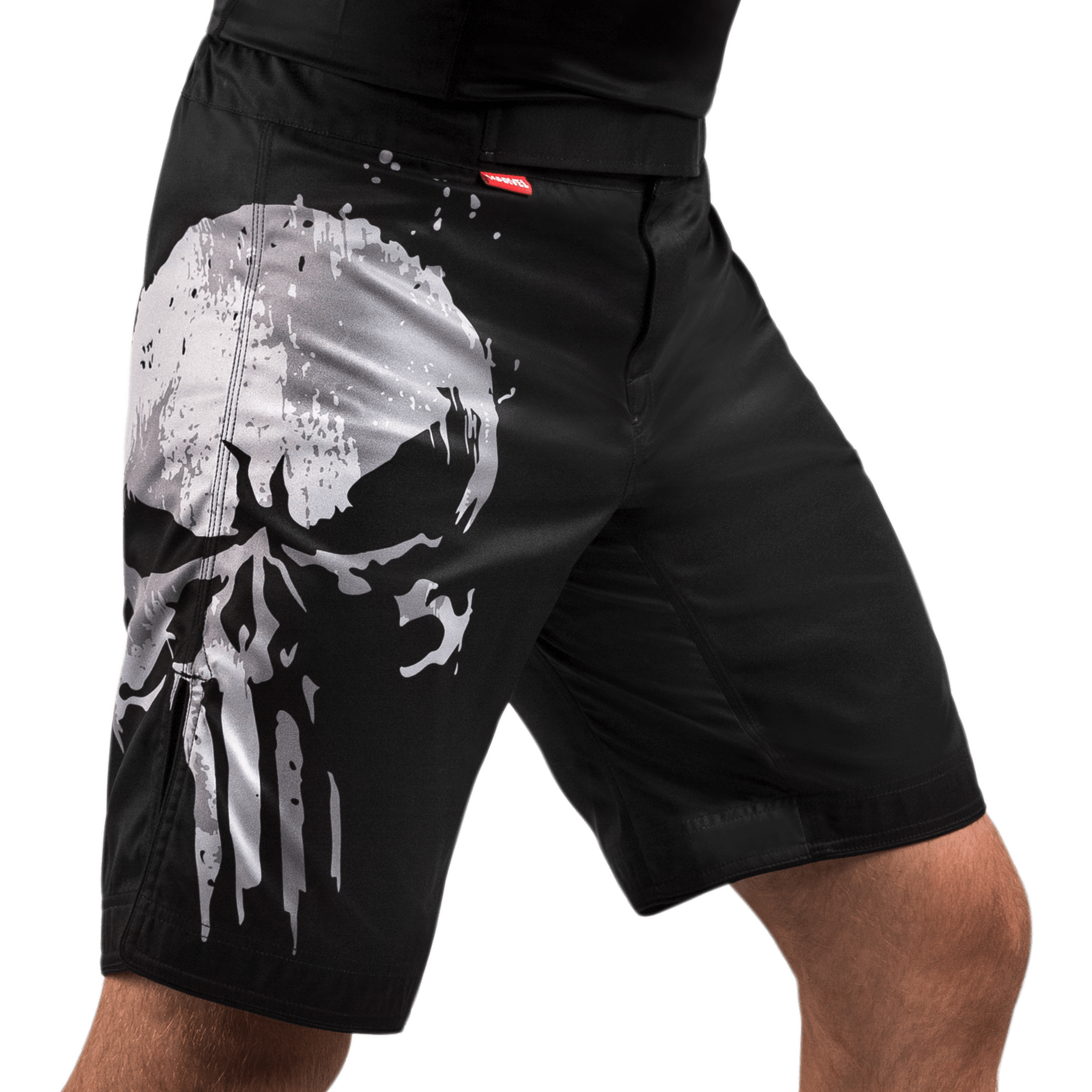 Atleta indossa i pantaloncini MMA Hayabusa Marvel Punisher, vista frontale che mostra il taglio ergonomico e la vestibilità da combattimento