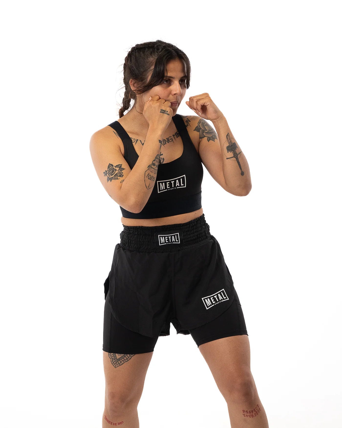 Atleta donna in posizione di guardia con pantaloncini 2in1 Metal Boxe neri