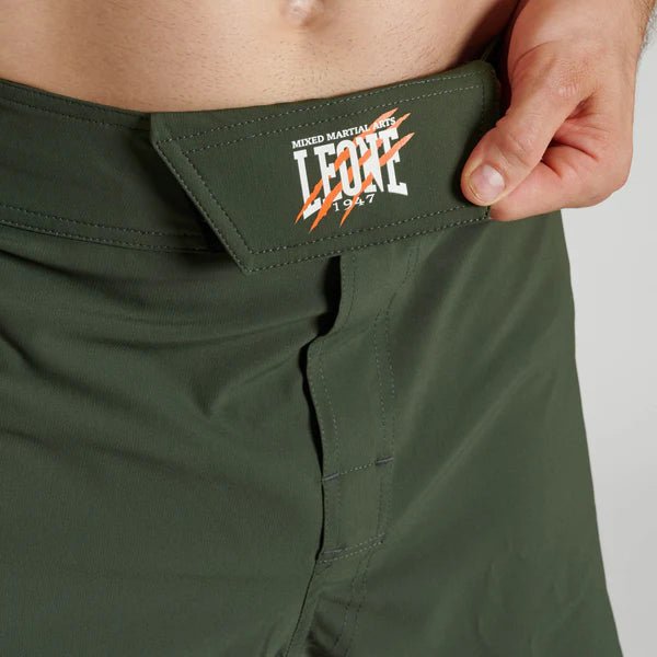 Dettaglio del sistema di chiusura a doppio velcro dei pantaloncini verdi Leone