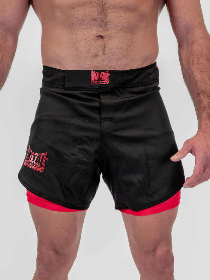 Vista frontale pantaloncini MMA Metal Boxe Dual nero rosso con inserto in Lycra