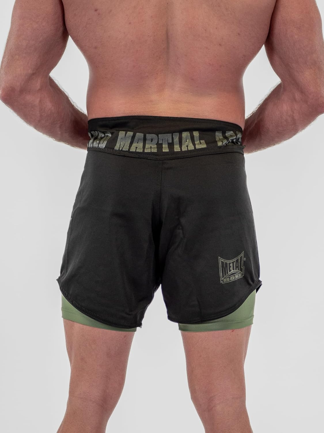 Vista posteriore pantaloncini da lotta Metal Boxe Dual verde design ergonomico