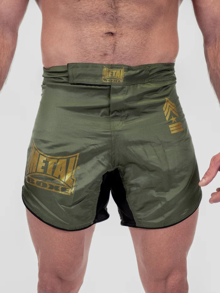 Vista frontal principal MMA Metal Boxing Shorts militares verde caqui