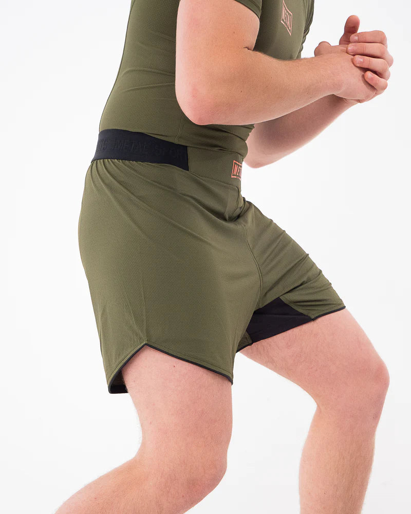 Vista laterale pantaloncini MMA Metal Boxe verde oliva mobilità ottimale per kicks