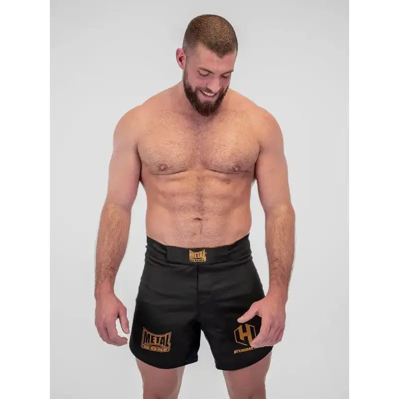 Detalle del tejido robusto y acabados técnicos del pantalón corto MMA SPE Hexagon