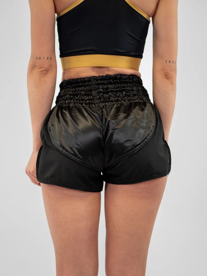Vista trasera pantalón corto Kickboxing mujer Metal Boxing Lumpinee negro corte ergonómico