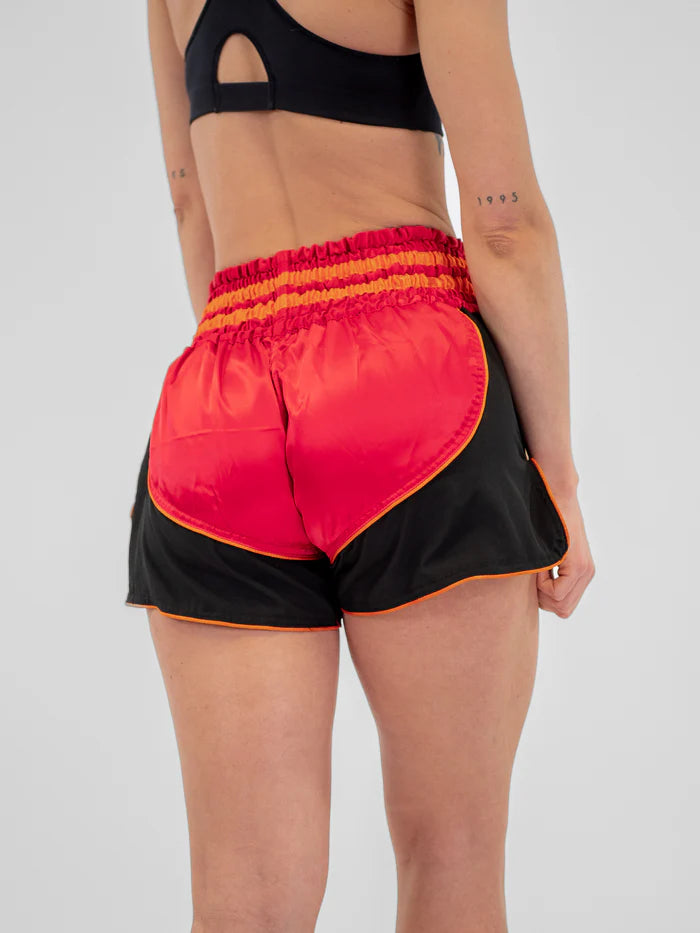 Vista posteriore pantaloncini Kickboxing donna Metal Boxe Lumpinee rosso fascia elastica