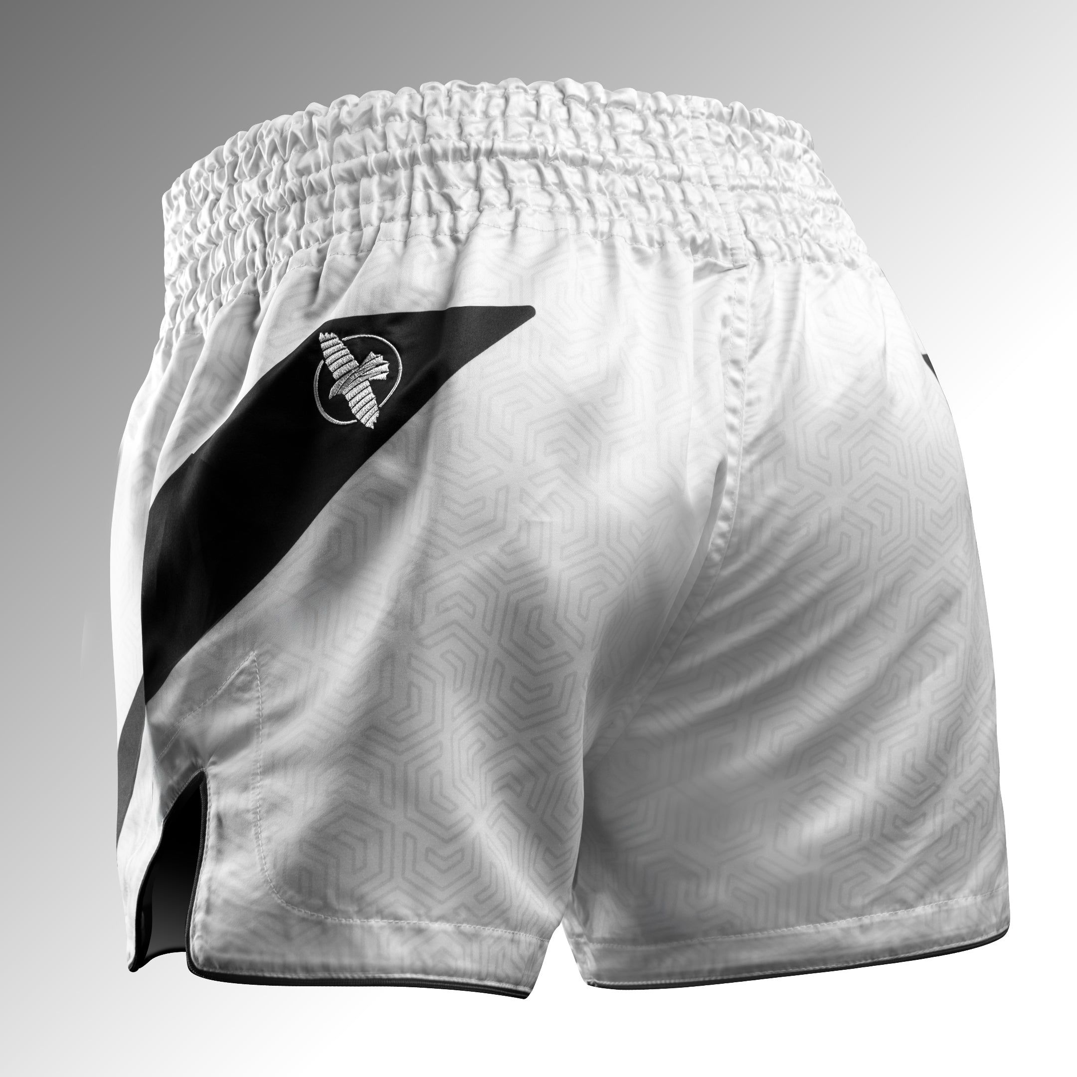 Retro dei pantaloncini Muay Thai Hayabusa Core bianchi con fascia elastica in vita