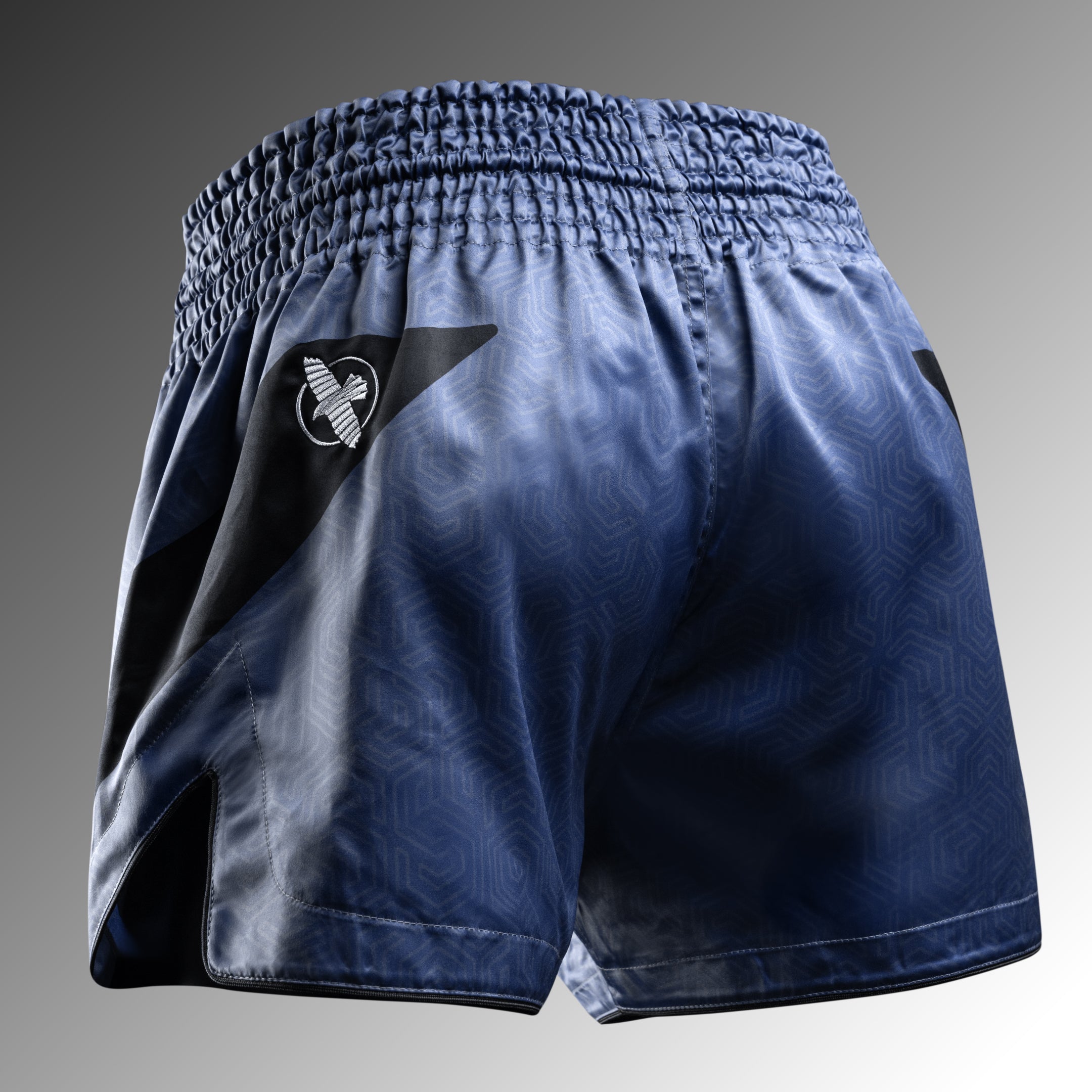 Retro dei pantaloncini Muay Thai Hayabusa Core blu con fascia elastica in vita