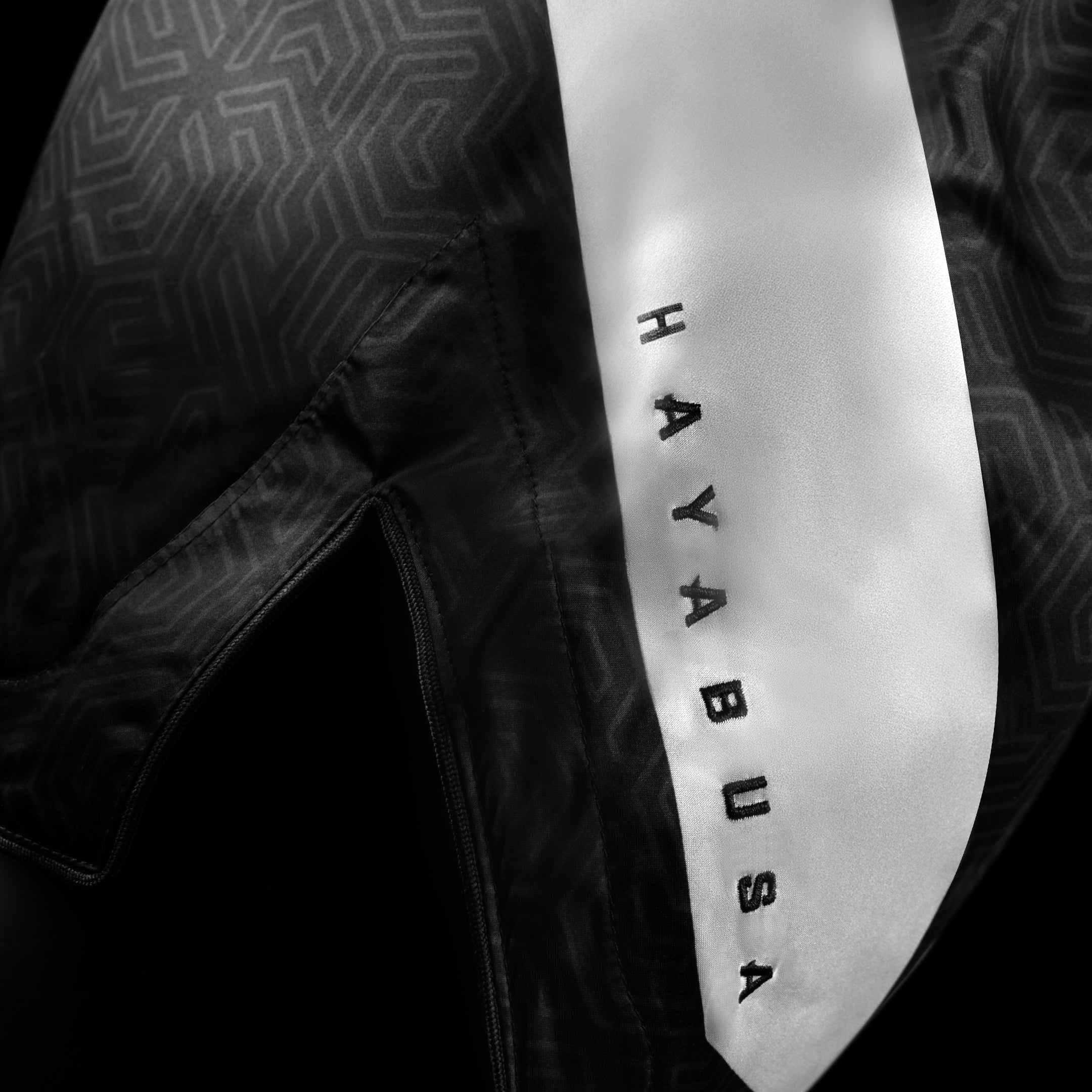 Dettaglio delle cuciture rinforzate e dello spacco laterale dei pantaloncini Hayabusa Core neri