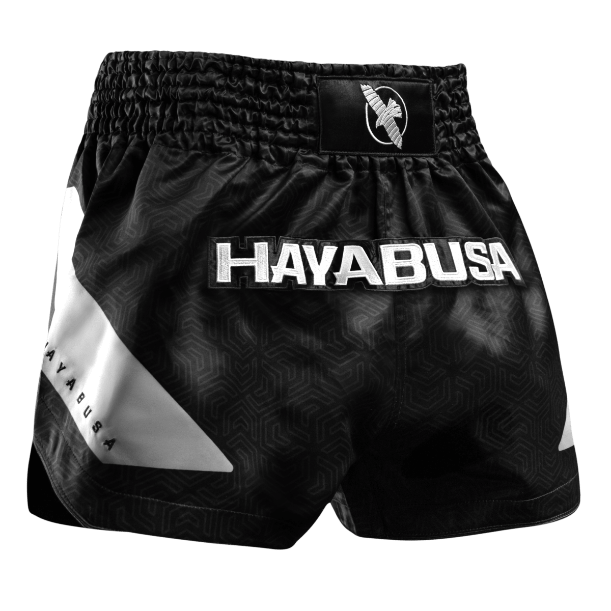 Pantaloni scurți negri Hayabusa Core Muay Thai priviți din față din țesătură satinată