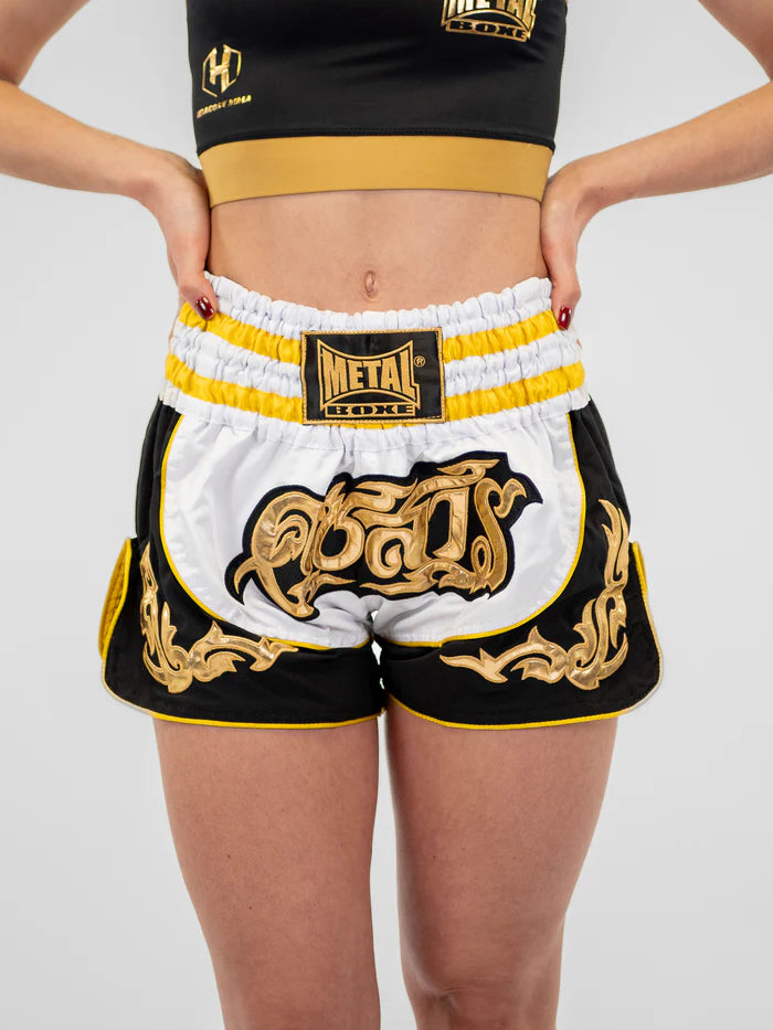 Vista frontale pantaloncini Muay Thai unisex Metal Boxe Lumpinee bianco indossati