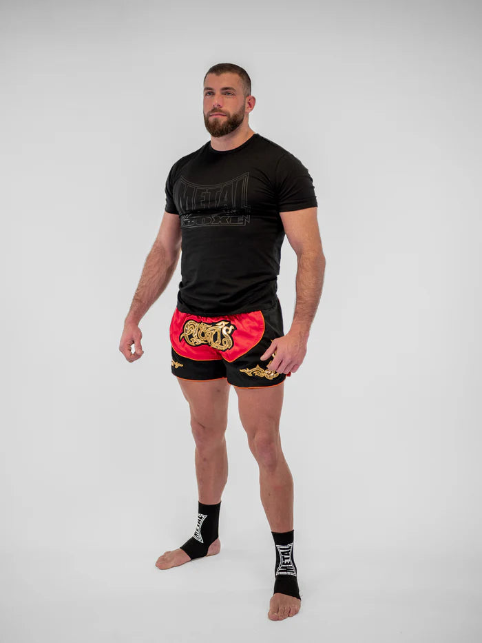 Dettaglio degli spacchi laterali e ricami pantaloncini Thai uomo Metal Boxe Lumpinee rosso