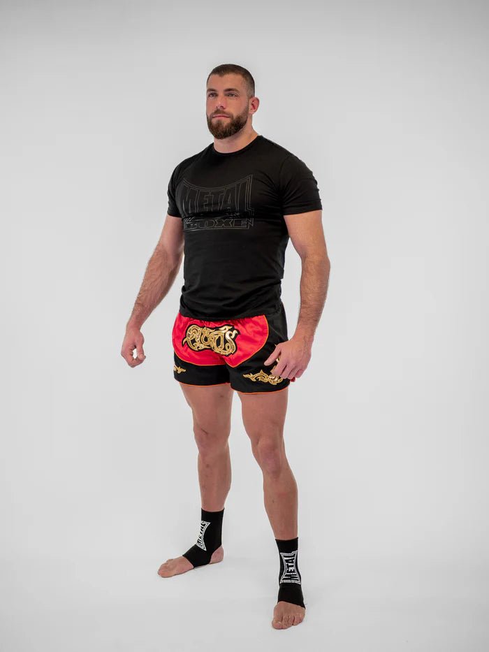 Detalj av sidoslitsarna och broderi av de röda Lumpinee Metal Boxing thaishorts för män