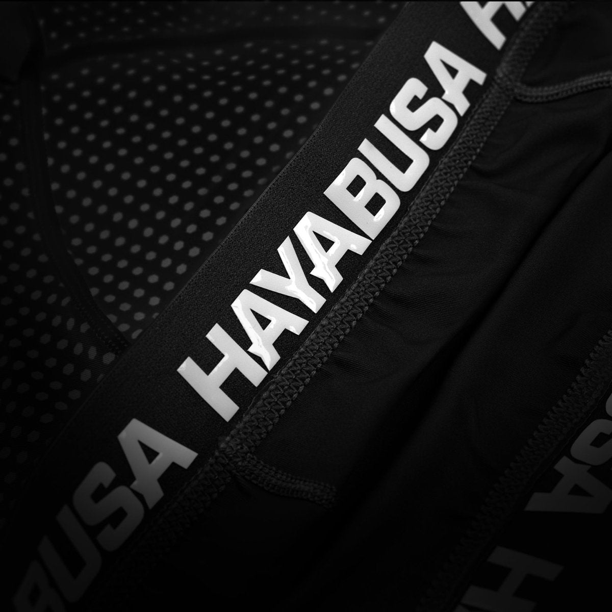 Detaliu al logo-ului Hayabusa și scris pe piciorul pantalonilor scurți negri Vale Tudo