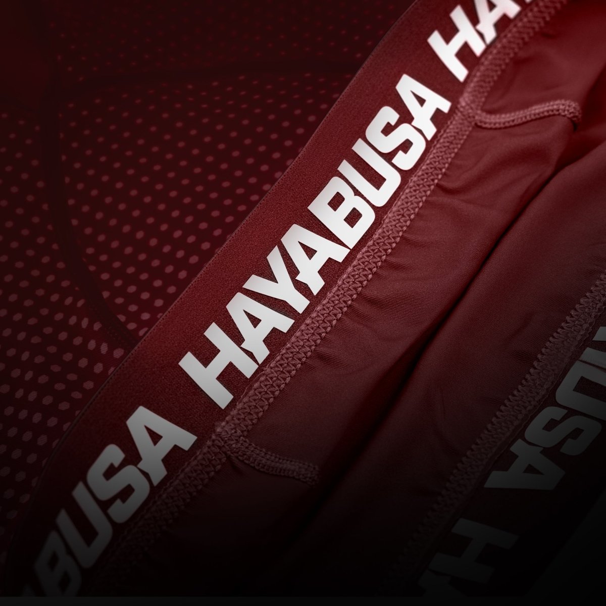 Detaliu al branding-ului Hayabusa imprimat pe pantalonii scurți roșii Vale Tudo