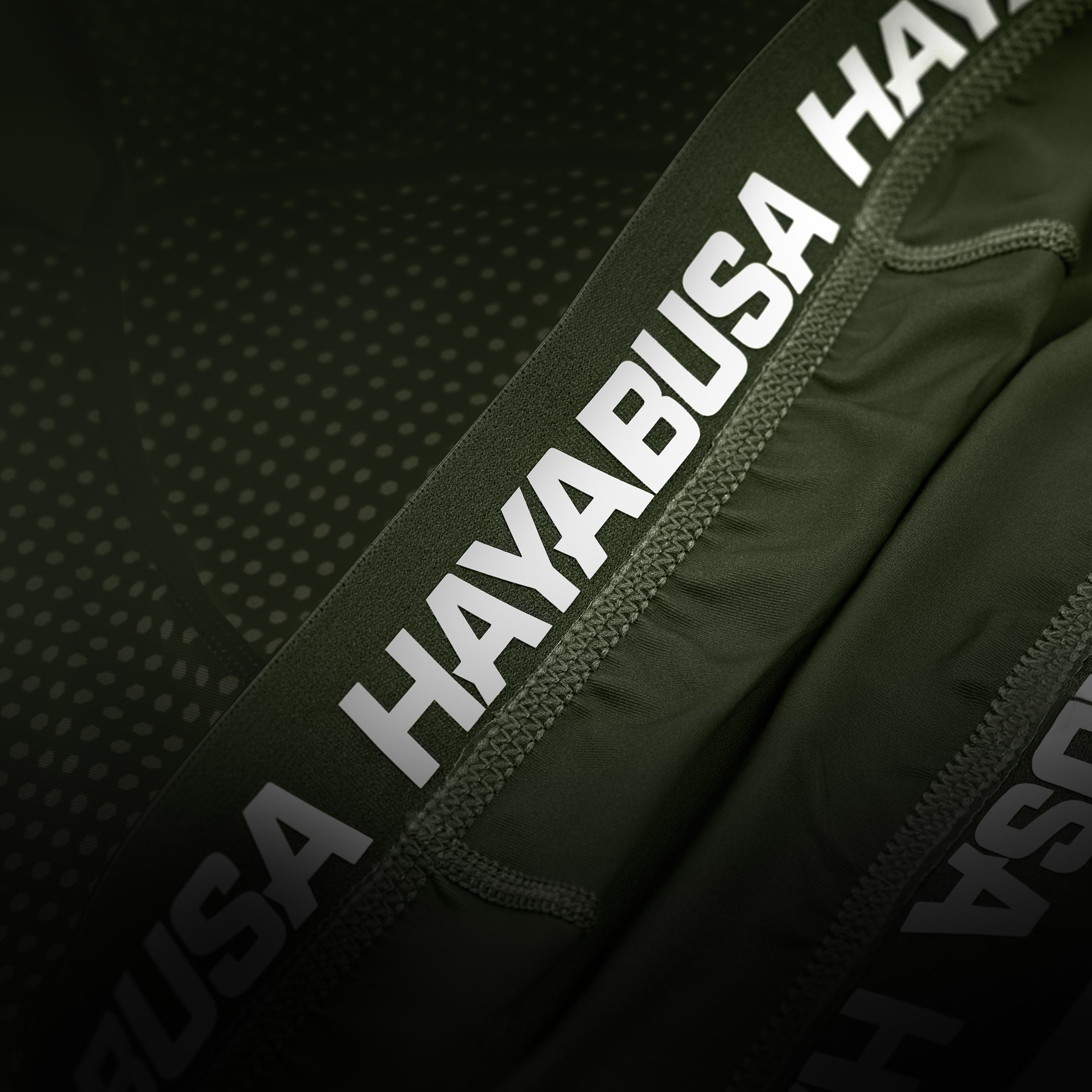 Dettaglio tecnico della grafica Hayabusa sui pantaloncini Vale Tudo verdi