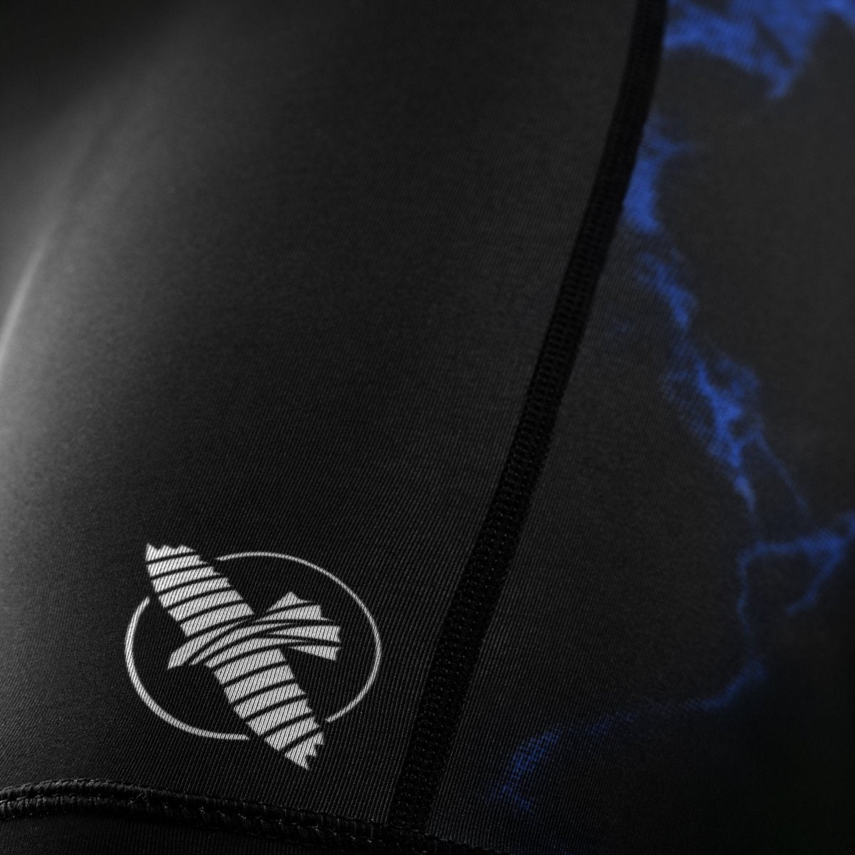 Detalhe da estampa do UFC estampada na perna do short feminino Vale Tudo preto e azul