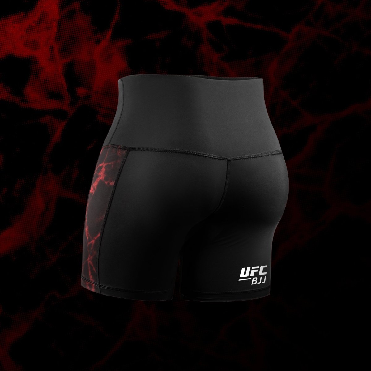 Vista traseira do short feminino Vale Tudo UFC preto e vermelho, corte de compressão