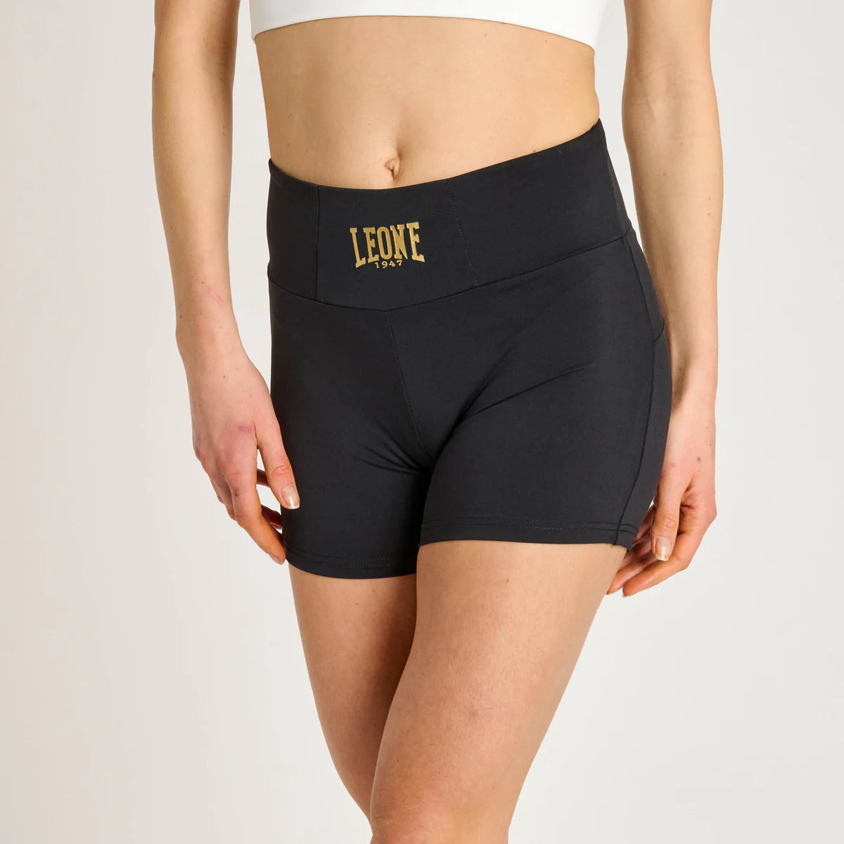 Vista frontale del pantaloncino tecnico a compressione Leone 1947 DNA con fit aderente