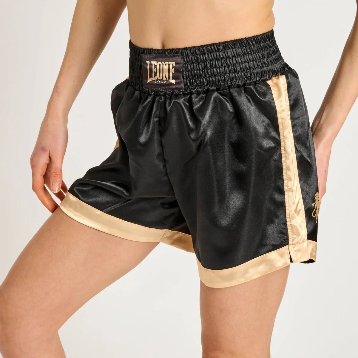 Framifrån av de svarta Leone 1947 DNA-shortsen med satinfinish och gyllene logotyp