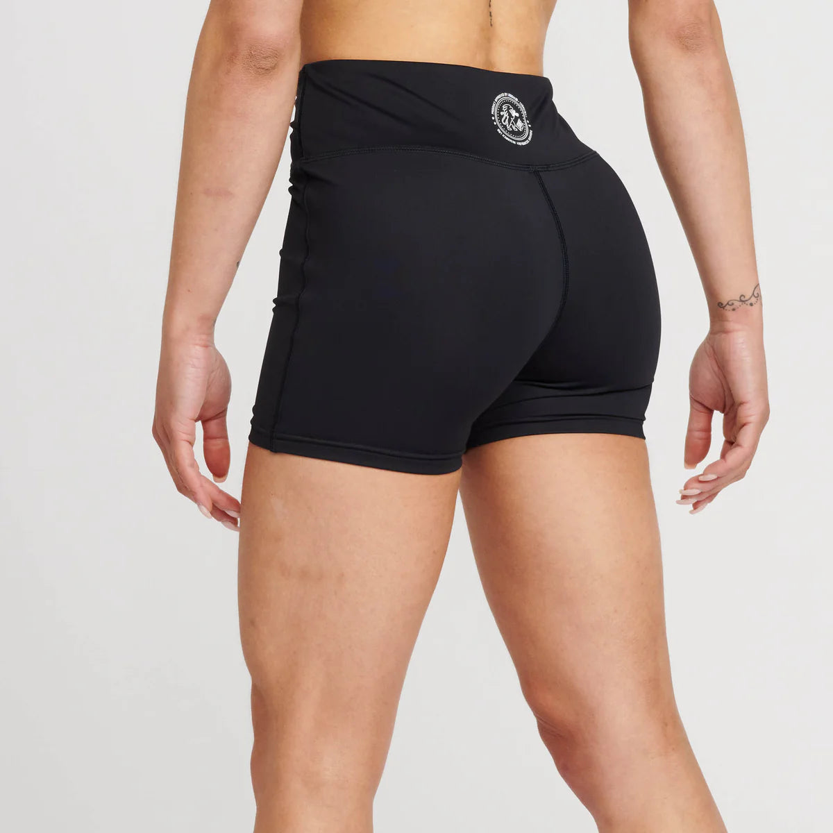 Vista posteriore dello short Flag Leone che mostra il taglio ergonomico e le rifiniture