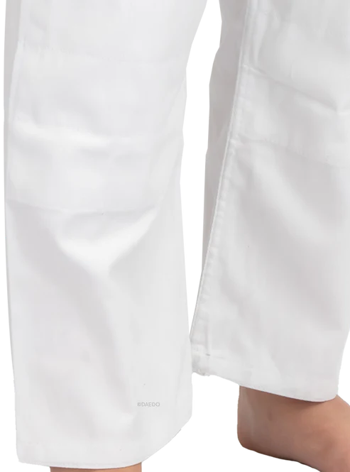 Pantalone Judogi Daedo Gold con elastico in vita e protezioni extra sulle ginocchia.