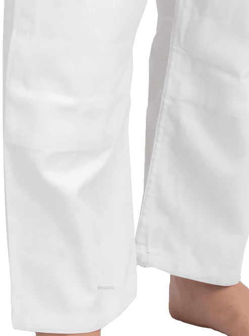 Daedo Gold Judogibroek met elastische taille en extra bescherming op de knieën.