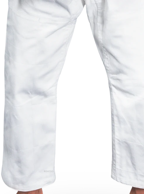 Pantalone del Judogi Daedo Elite bianco con elastico in vita e rinforzi sulle ginocchia.
