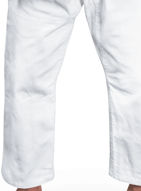 Witte Daedo Elite Judogibroek met elastische taille en verstevigingen op de knieën.