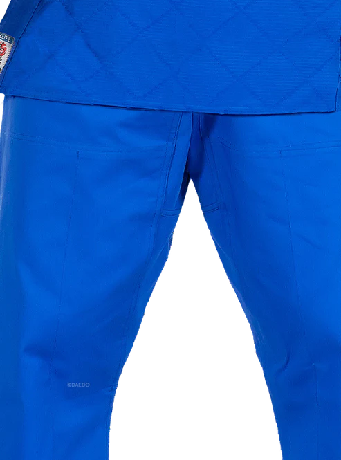 Pantalone tecnico blu del Judogi Daedo Elite con taglio ergonomico per massima libertà di movimento.