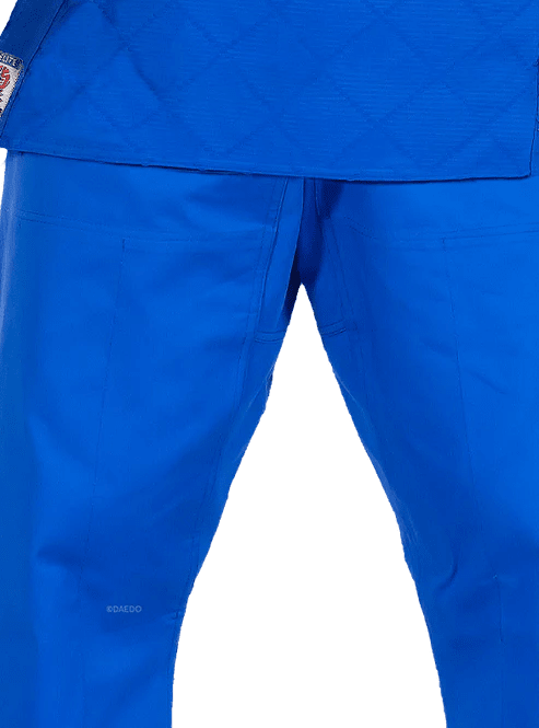 Blauwe technische Judogi Daedo Elite broek met ergonomische snit voor maximale bewegingsvrijheid.