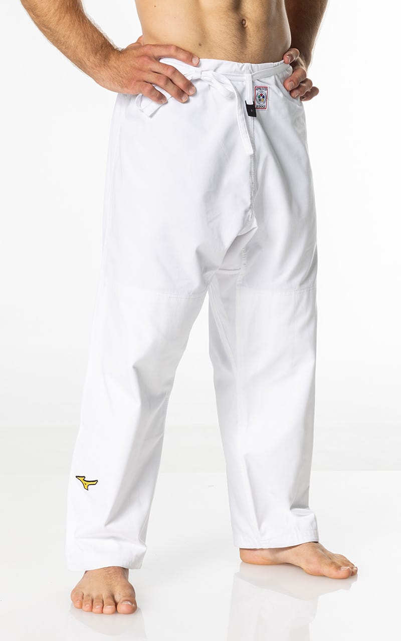 Pantalone bianco Mizuno Yusho III con rinforzi sulle ginocchia, lacci tradizionali e logo Mizuno Runbird sulla gamba.