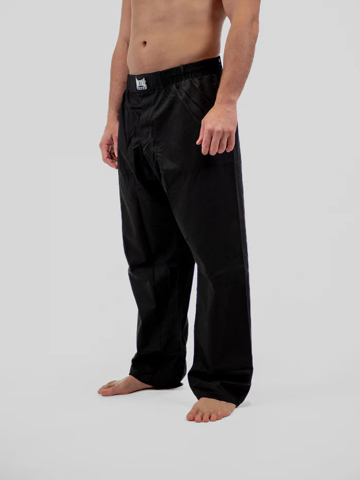 Detaliu frontal al pantalonilor negri de box Krav Maga Metal, concentrat pe textura anti-rupere ripstop
