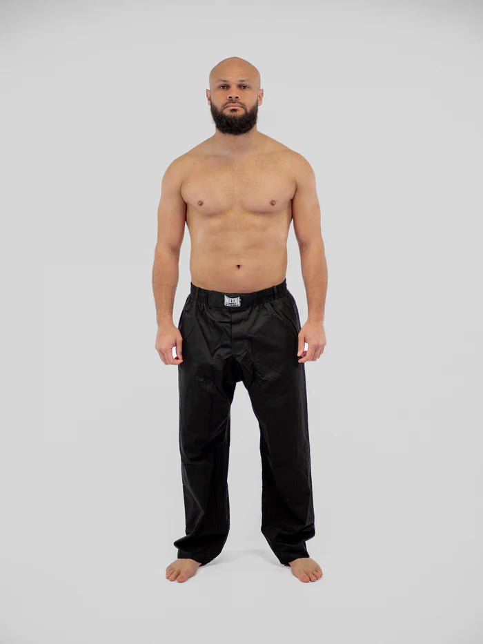 Vedere frontală principală, negru Krav Maga Metal, pantaloni de box purtati în tehnica de autoapărare