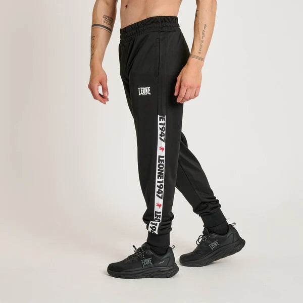 Vista frontale dei pantaloni sportivi Stripe '47 Leone 1947 colore nero con banda laterale