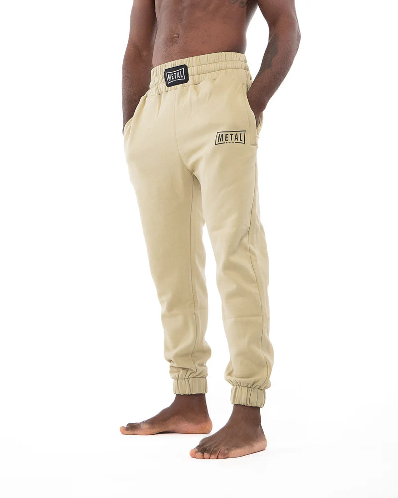 Vista frontale pantaloni della tuta Metal Boxe beige Desert Storm indossati misto cotone pesante