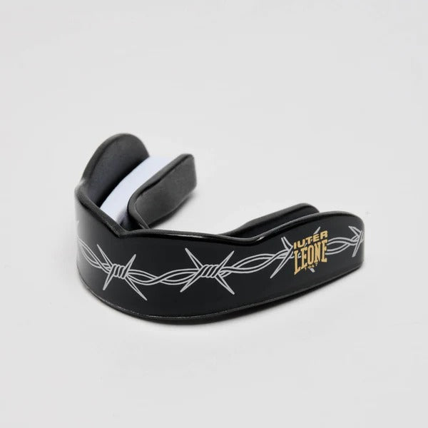 Paradenti Leone x Iuter Barbed Wire nero con grafica a filo spinato e logo oro in prospettiva