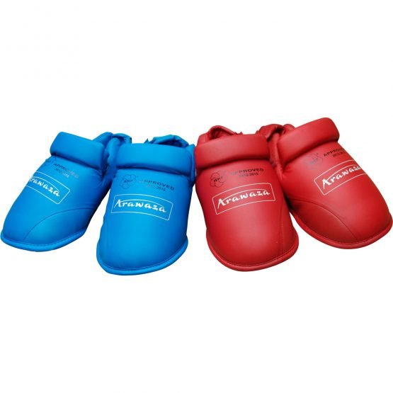 Paar Arawaza WKF goedgekeurde voetbeschermers in de officiële rode en blauwe kleuren voor wedstrijden