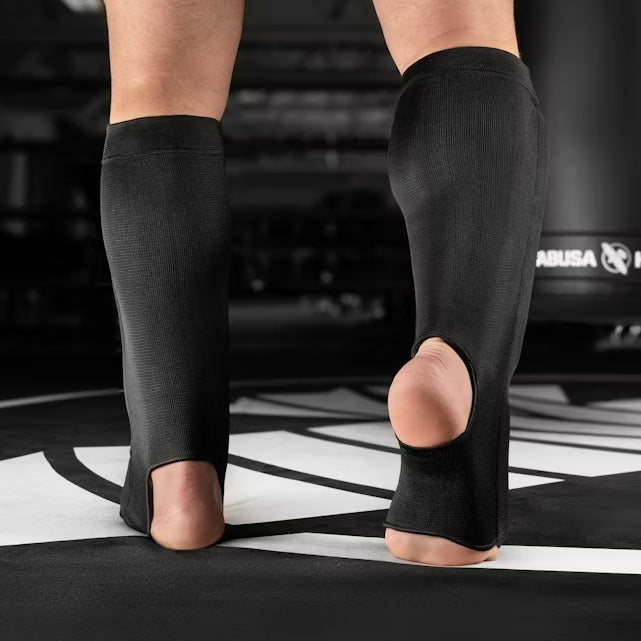 Vista posteriore dei parastinchi a calza Hayabusa Core neri indossati, mostra il design fullback a compressione