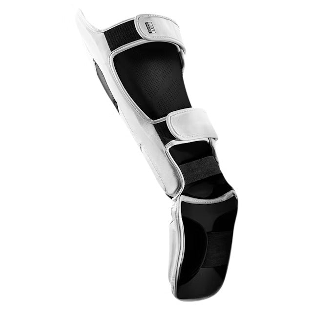 Vista posteriore del parastinco Hayabusa T3 Striking bianco e nero, con dettaglio delle cinghie di chiusura regolabili