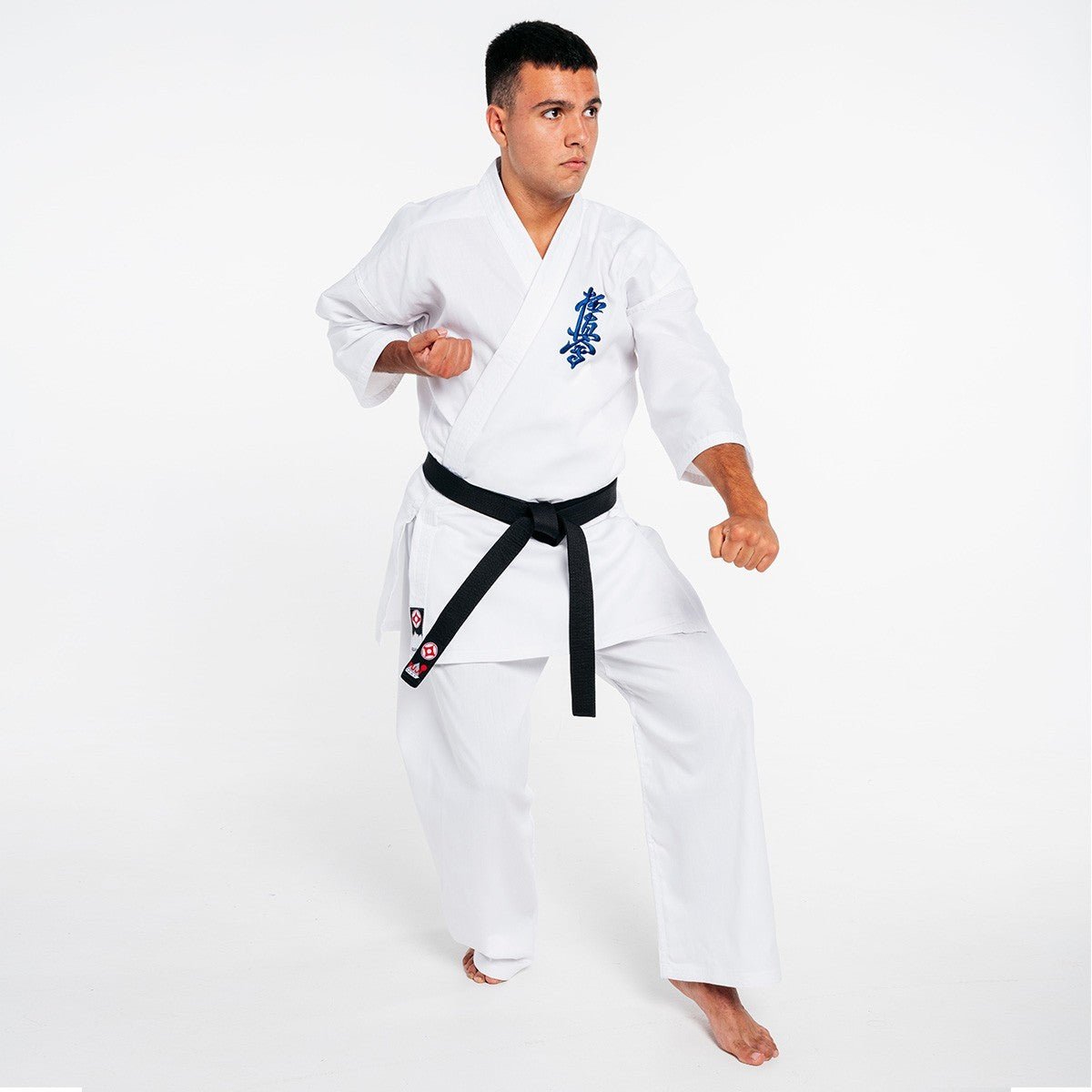 Weißer Kyokushin Fujimae Basic Karate-Kimono für Anfänger, vollständige Vorderansicht.