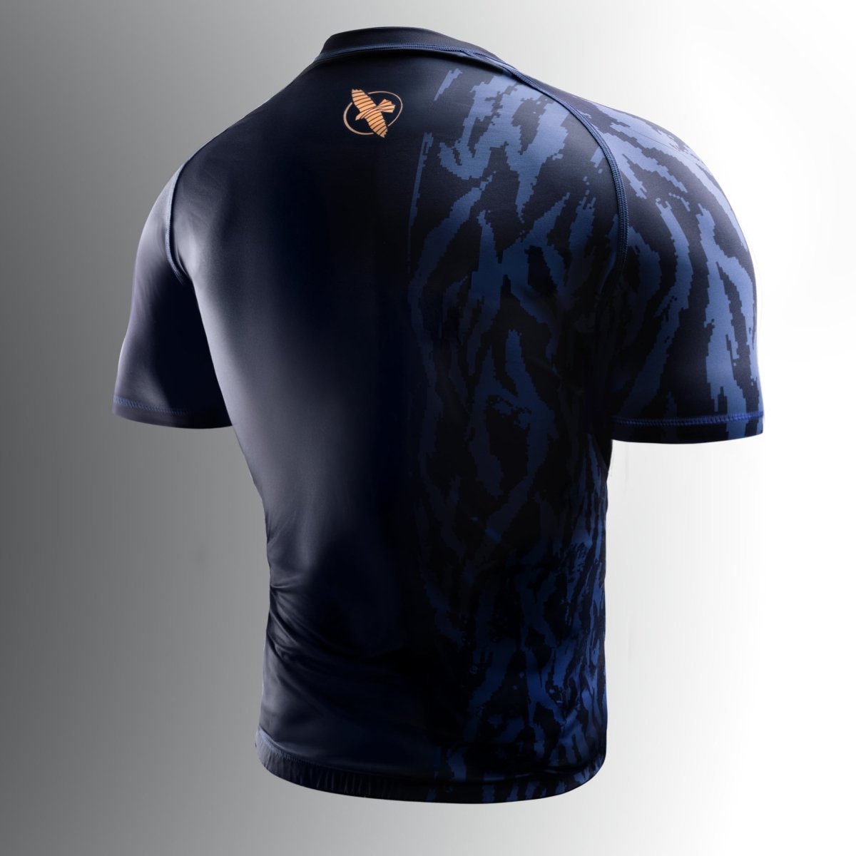 Rückseite des blauen technischen Rashguards Hayabusa Apex zum Grappling